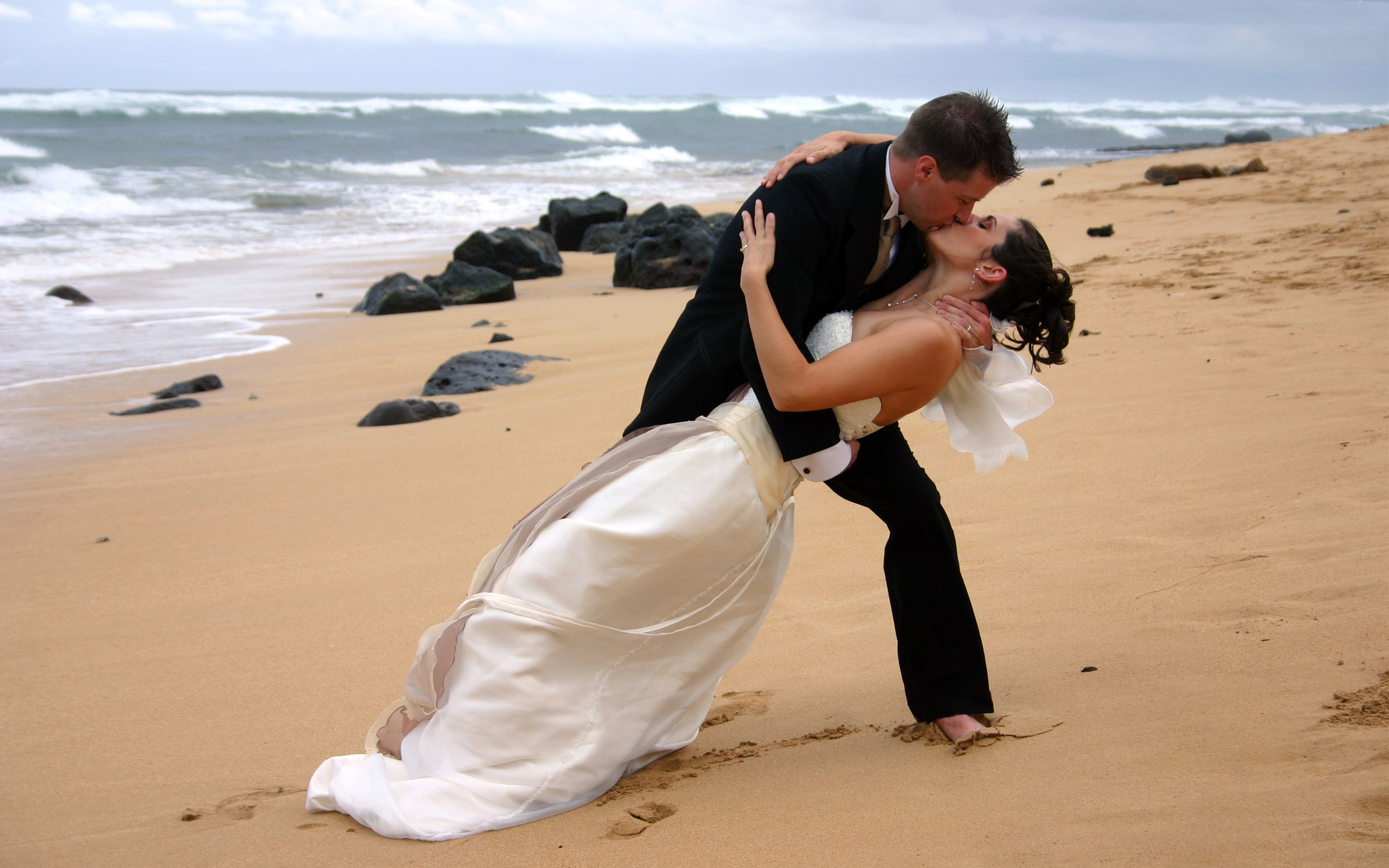 Love-beach-Romance Couple-wedding-girl-boy-kissing-HD Wallpaper