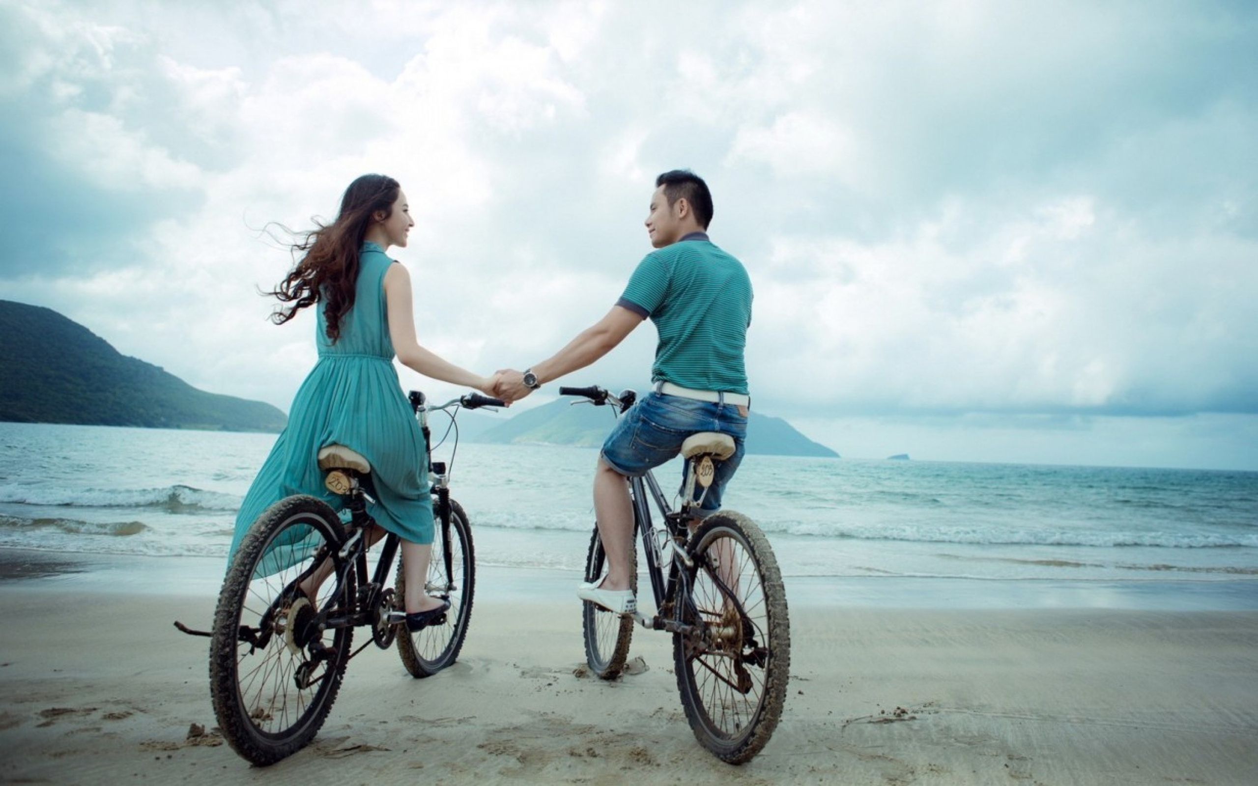 Couple Bicycle Riding On Beach Hd Wallpaper 75 : 