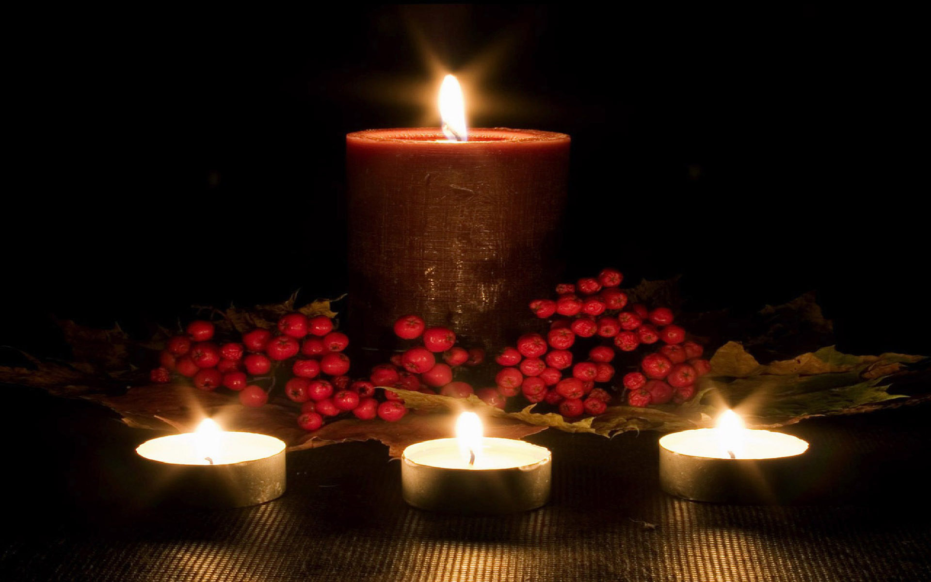 Горят три свечи. Траурная свеча. Горящая свеча. Горящие свечи памяти. Свеча скорби.