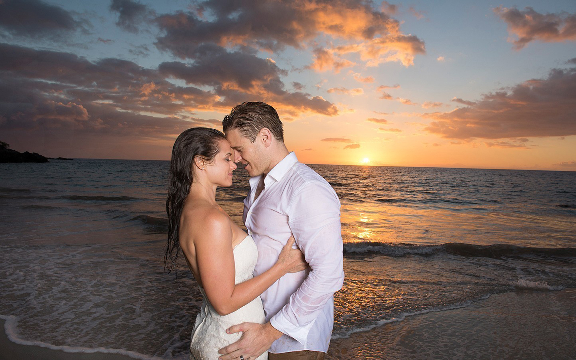 Romantic love on the beach sea baths sunset love pictures.