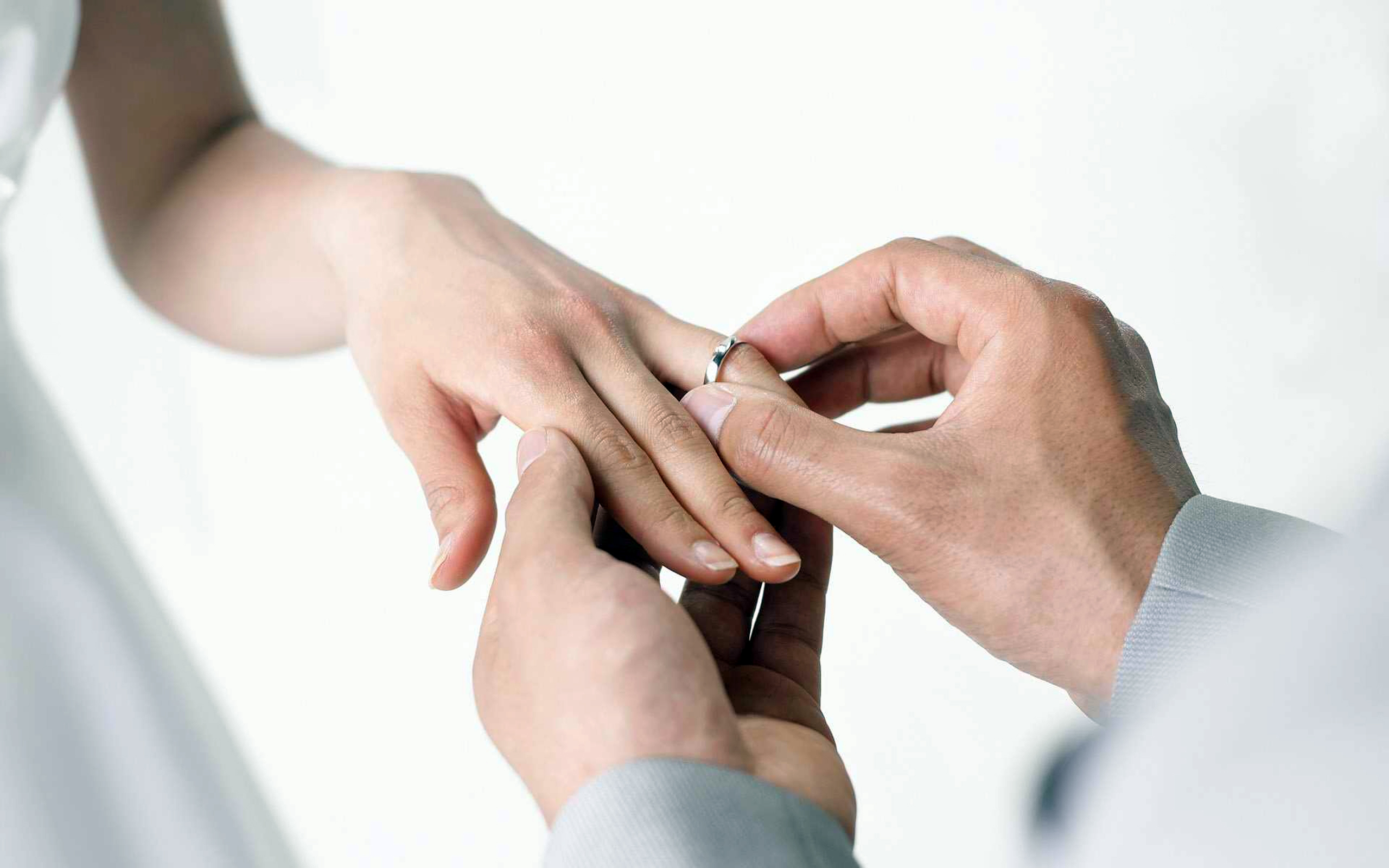 Marriage wife. Надевает кольцо. Мужская рука. Надевает кольцо на палец невесте. Кольцо на палец свадьба.