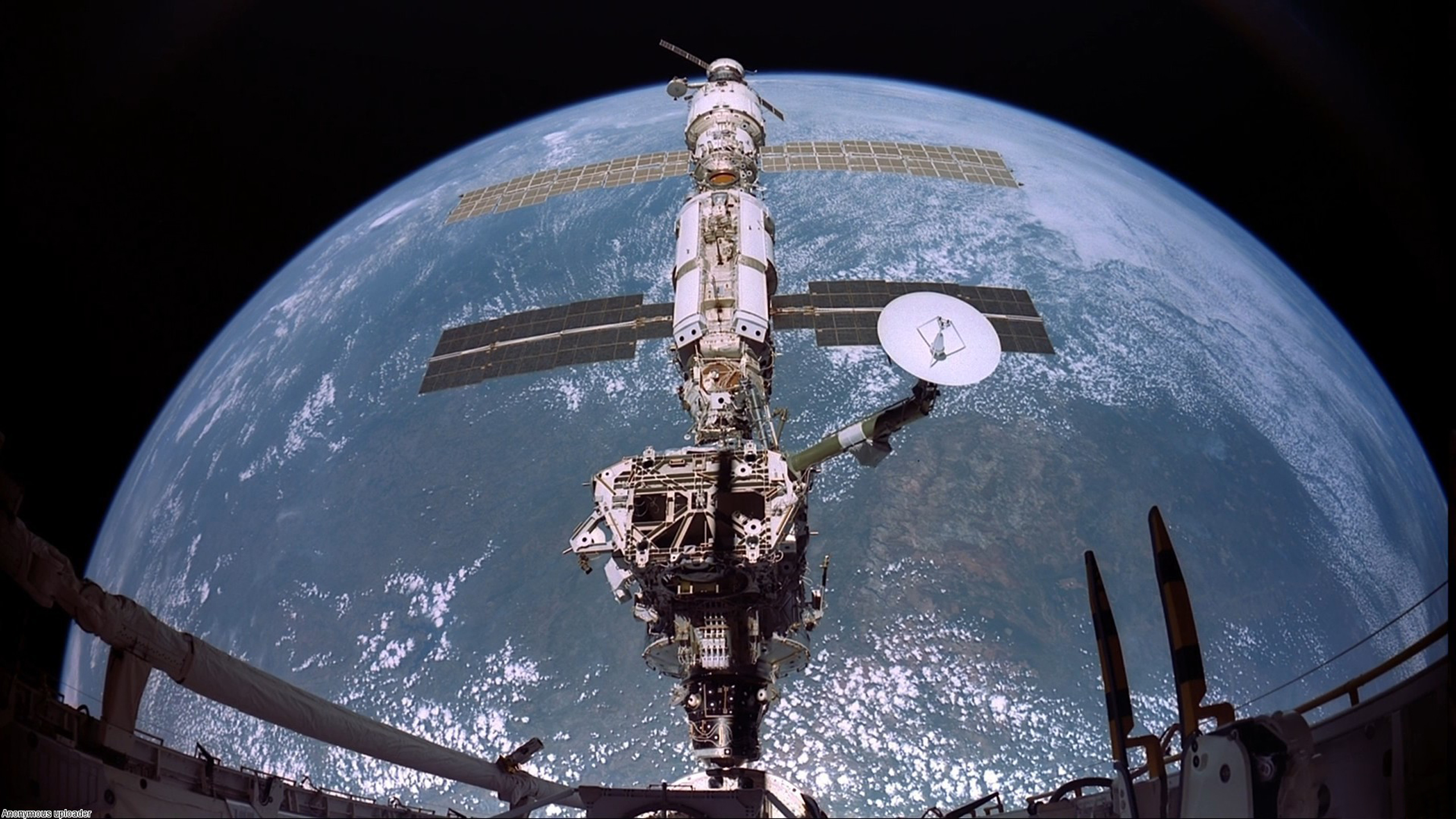 Самый большой космический аппарат. Космическая станция. Космический Спутник. Спутник в космосе. МКС В космосе.