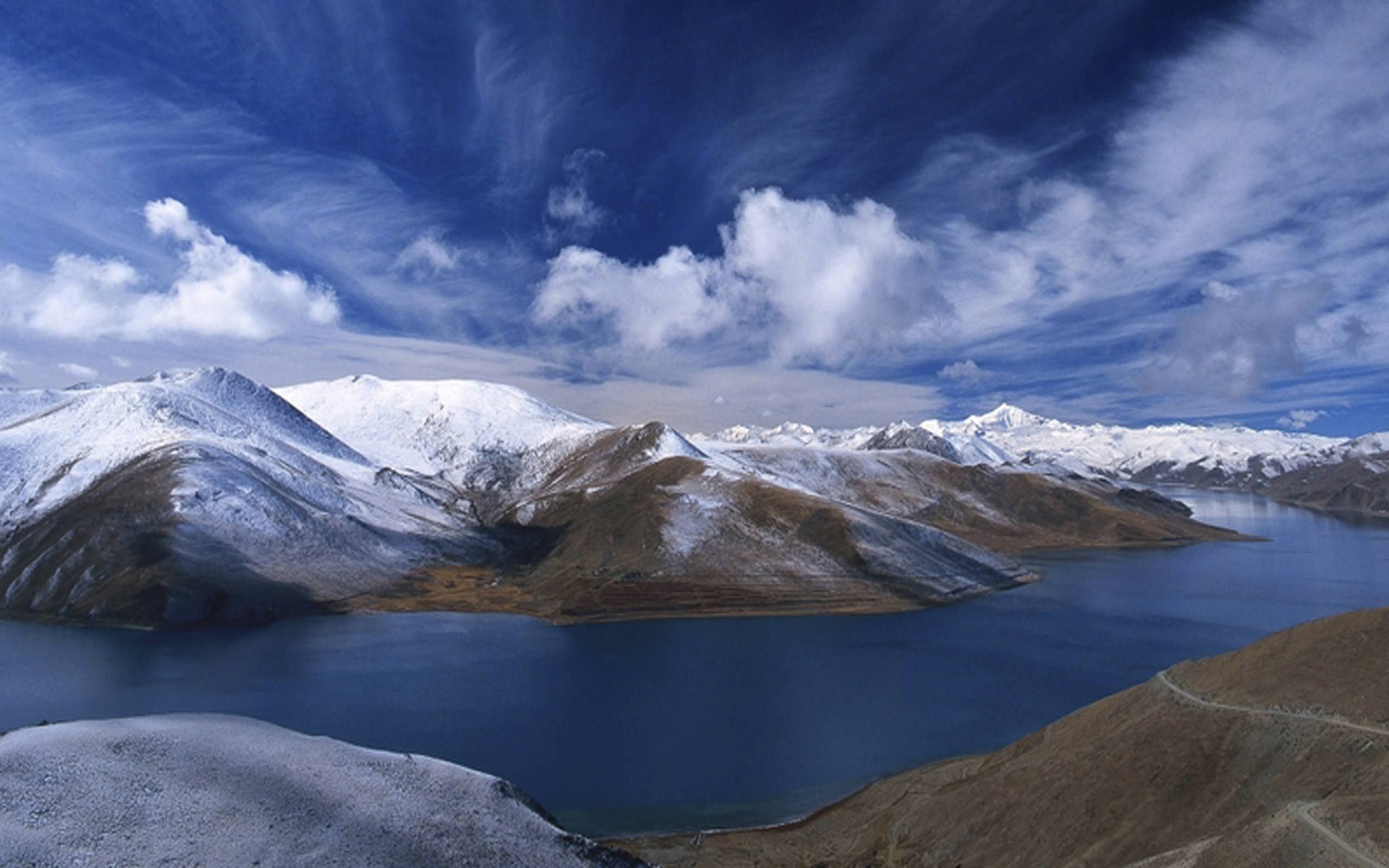 Холодные холмы. Озера Тибета. Горы. Горы небо. Море и горы.