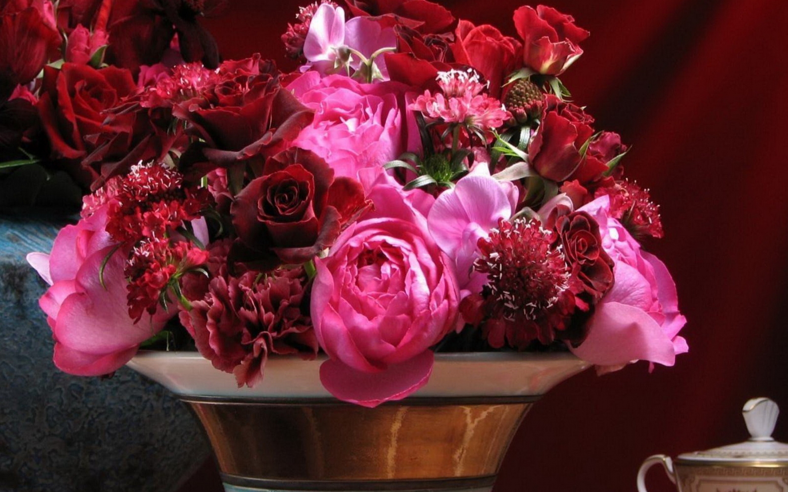 Розы букет вечер. Красивый букет. Роскошные цветы. Шикарные цветы. Цветы в вазе.