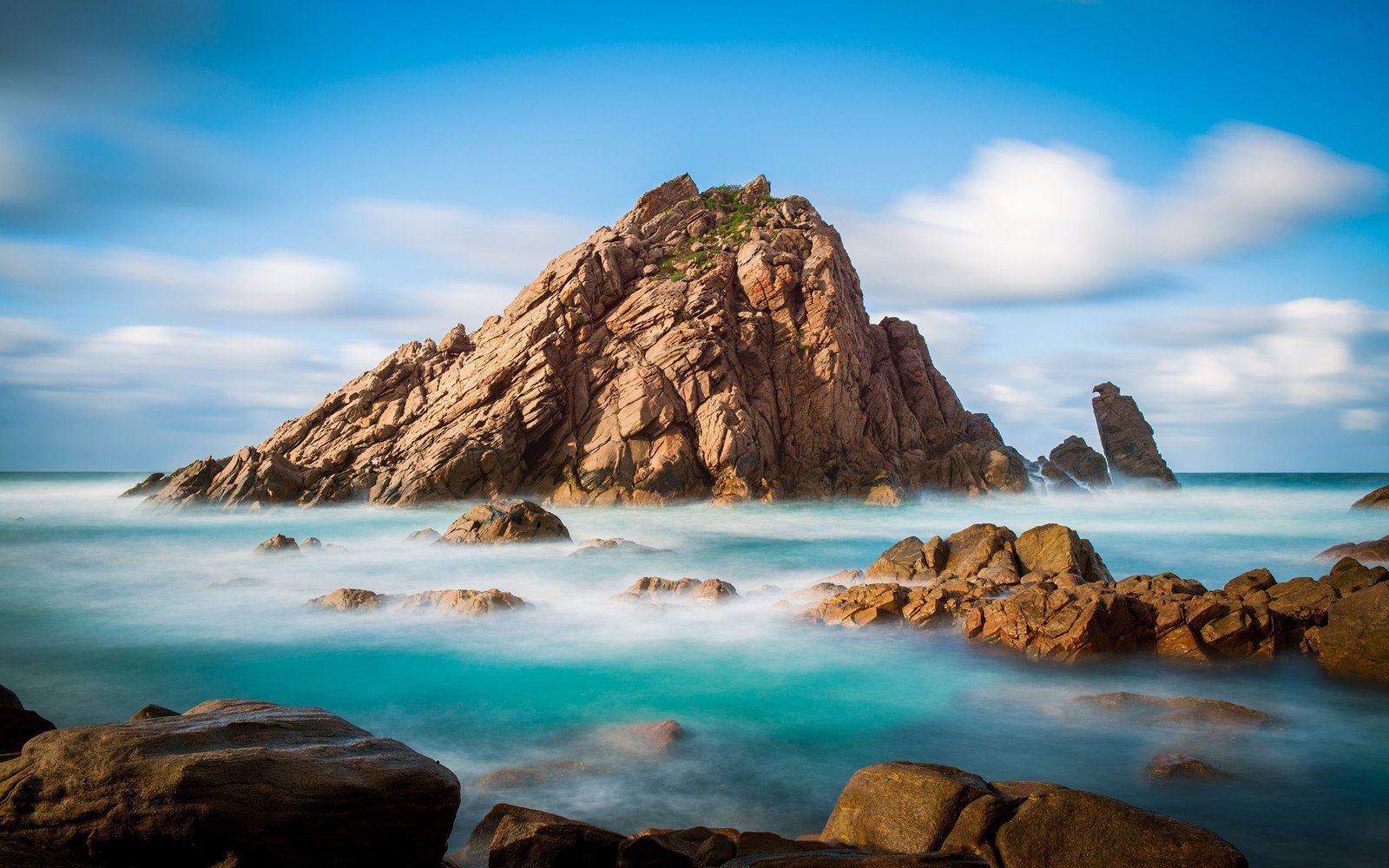 Берег высокая скала. Sea Rock Коктебель. Тропики скалы. Море скалы. Скалистый остров.