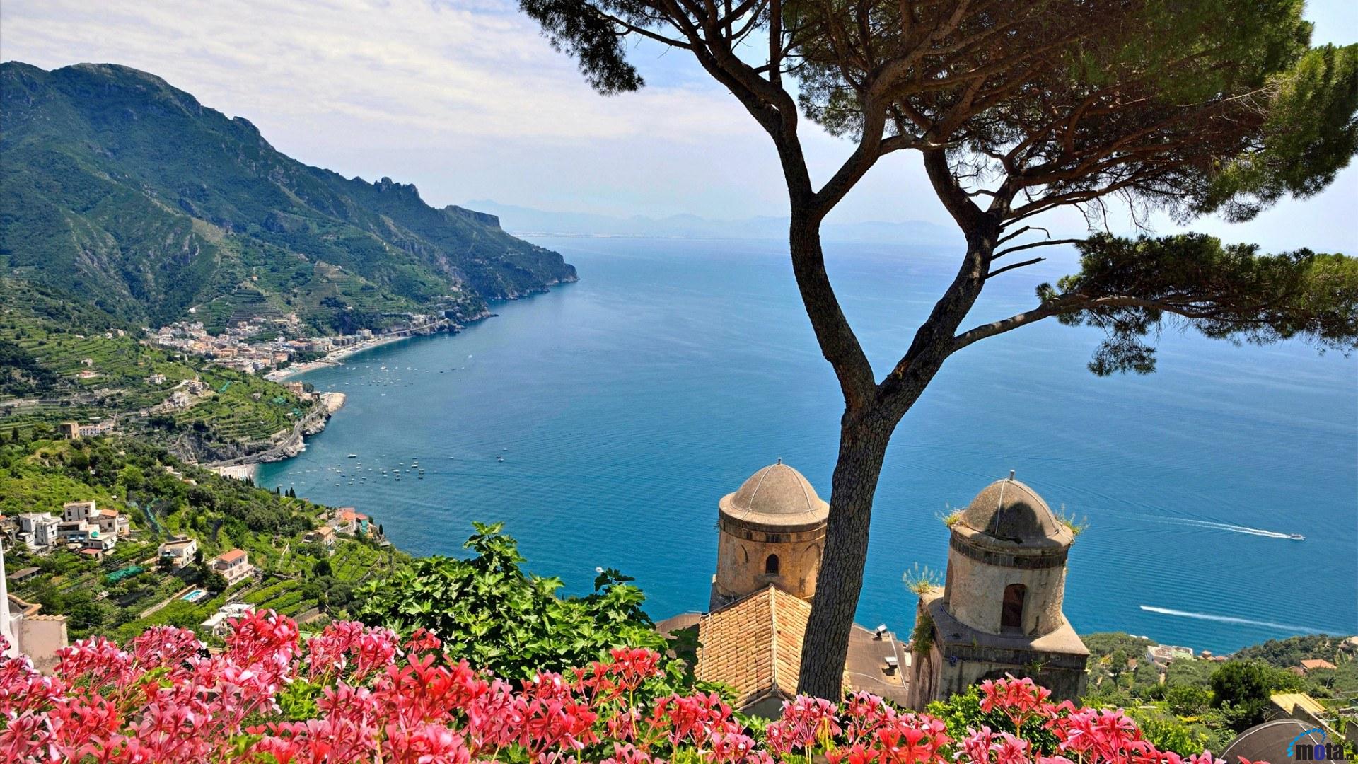 Với hình nền máy tính đồi núi bờ biển Amalfi, Italy, bạn sẽ được đưa đến chuyến phiêu lưu khám phá những vùng đất hoang sơ và đẹp như mơ. Những hình ảnh đẹp của đồi núi và bờ biển sẽ làm bạn cảm thấy tuyệt vời khi trang trí cho máy tính.