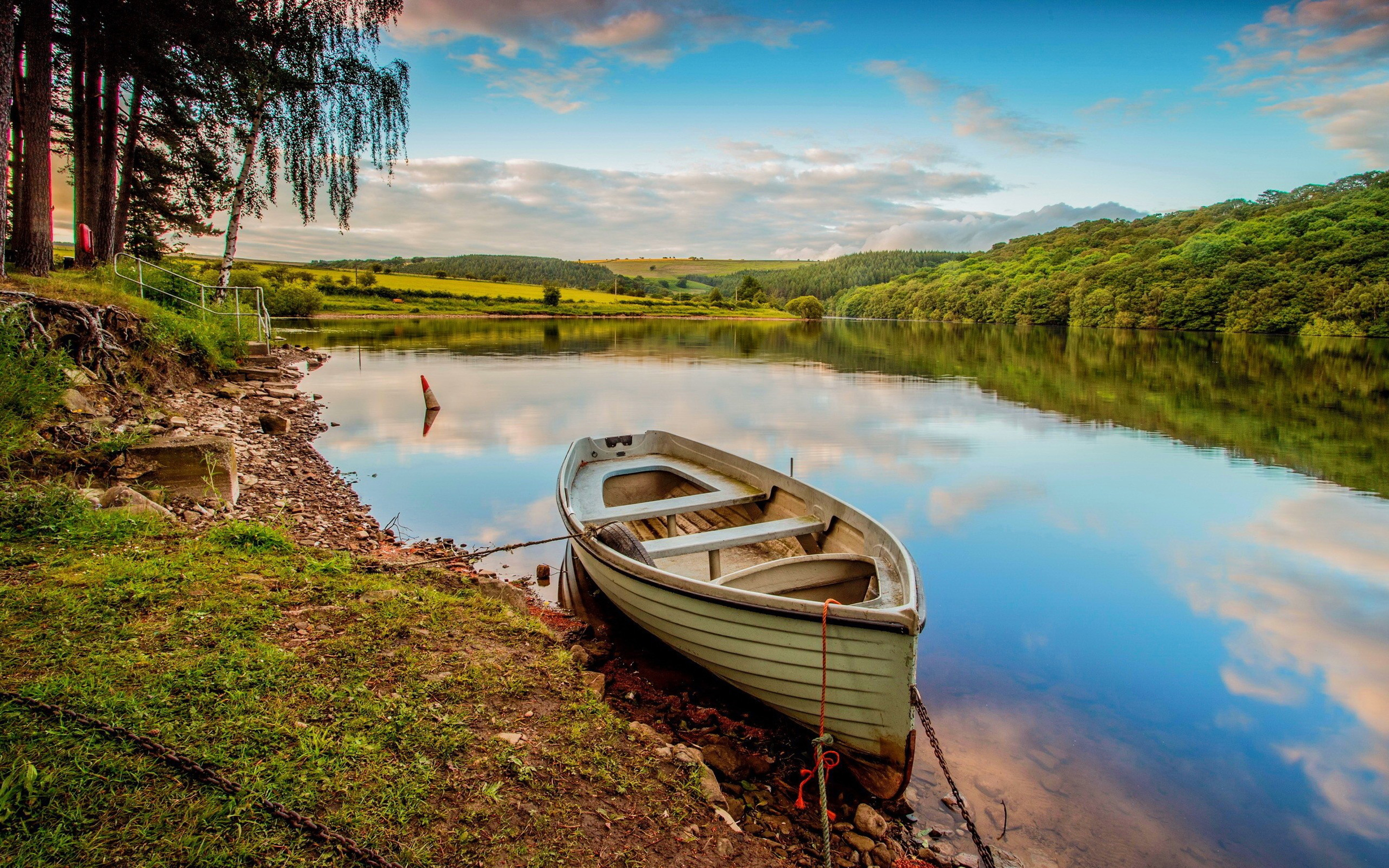 Можно ли на лодке на озере. Речные лодки "River Boats". Берег реки. Речной пейзаж. Лодка на реке пейзаж.