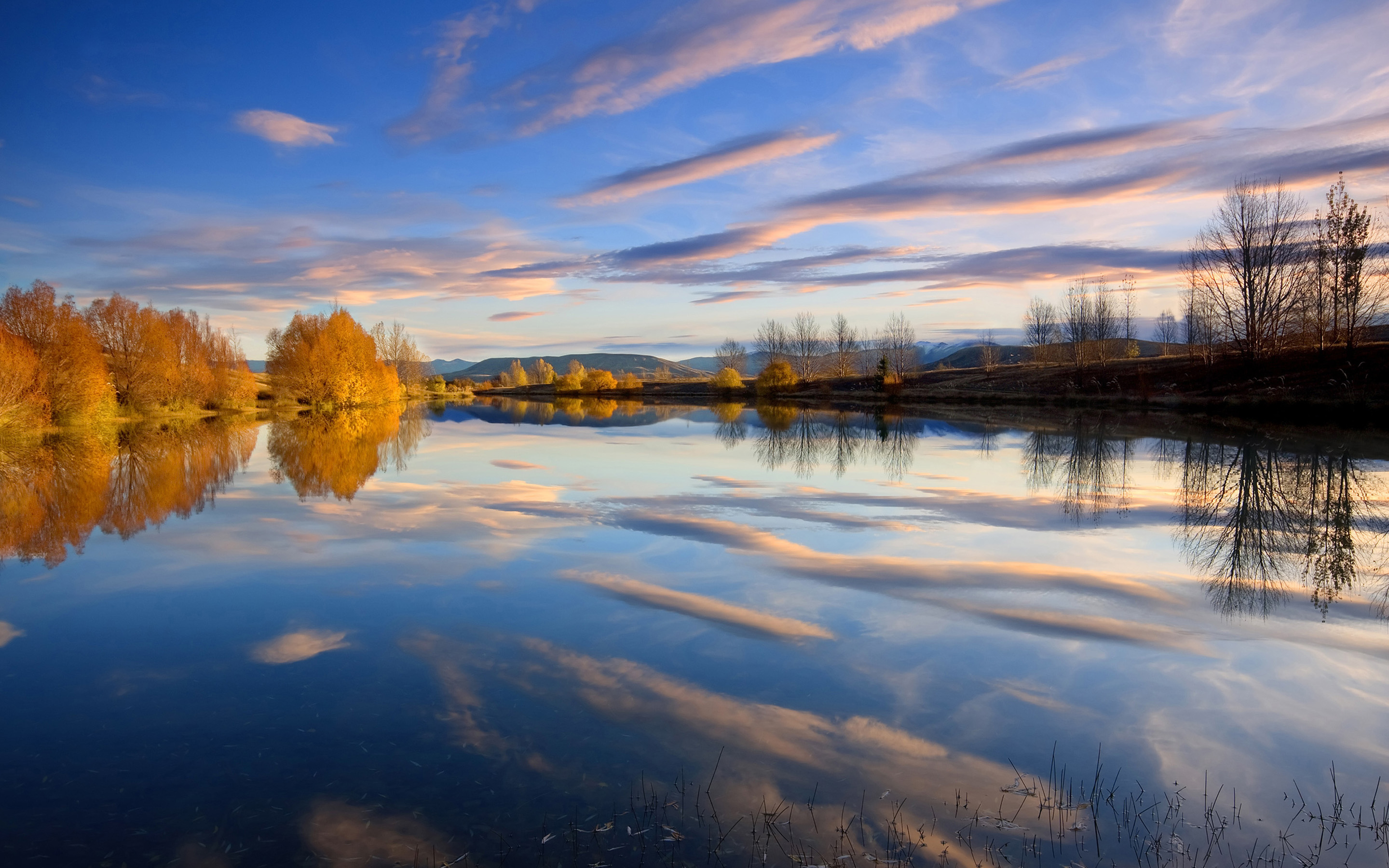 Красота воды река. Осень озеро. Осень река. Осенняя река. Речной пейзаж.