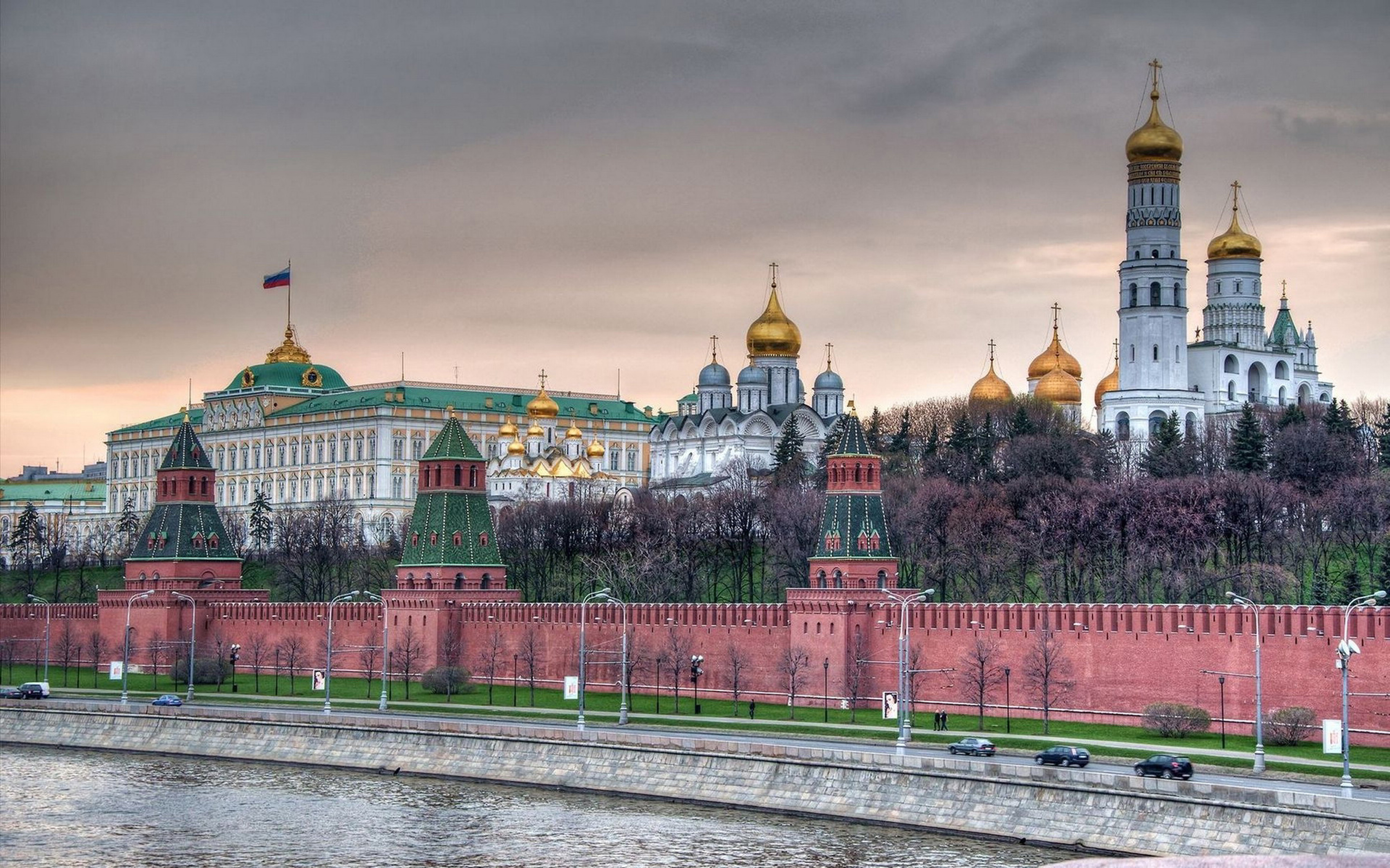 Moscow The Kremlin Wall And The Red Square Wallpaper Hd : Wallpapers13.com