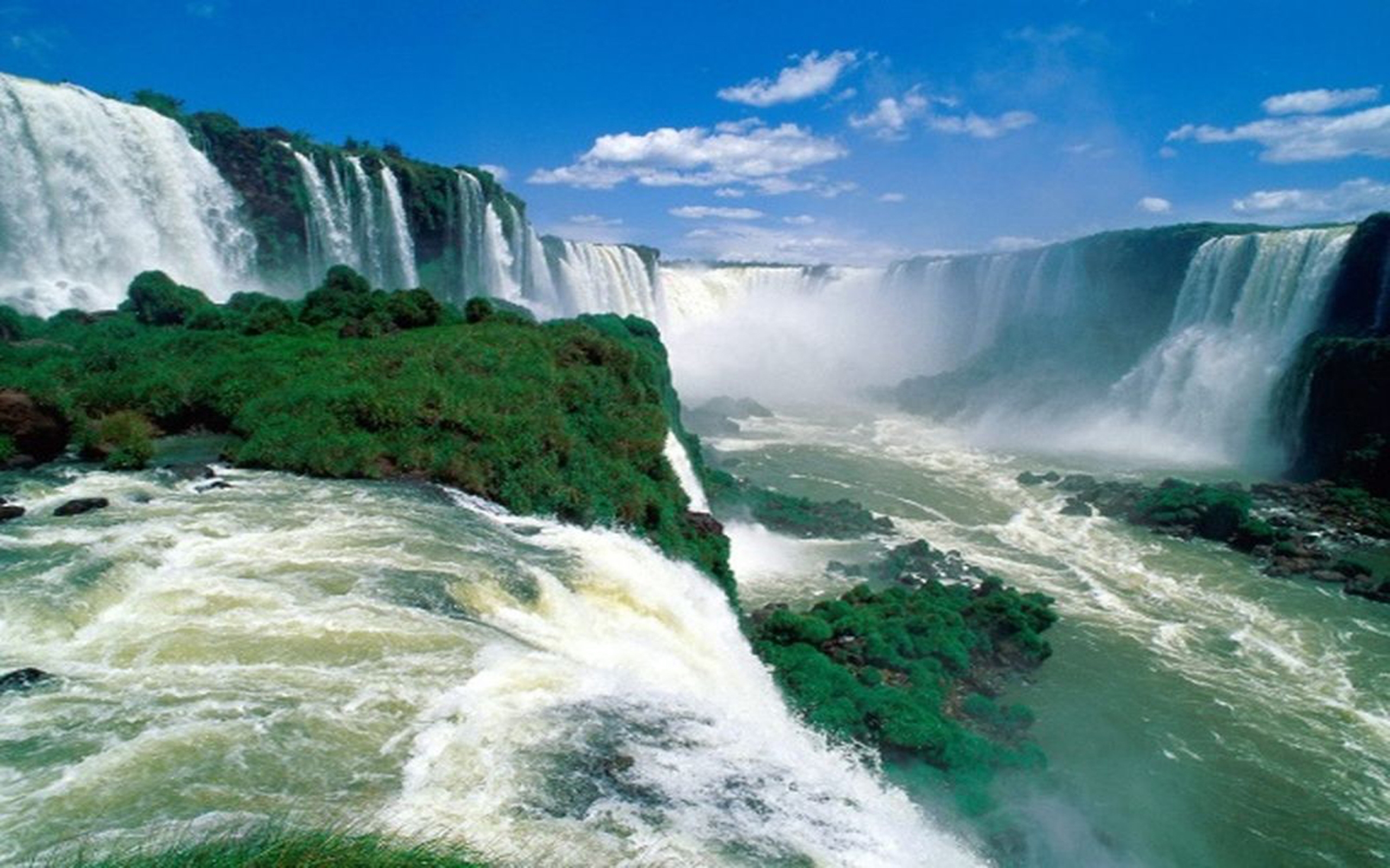 Широкий водопад в южной америке. Водопады Игуасу Аргентина. Бразилия водопады Игуасу. Водопад Игуасу в Южной Америке.