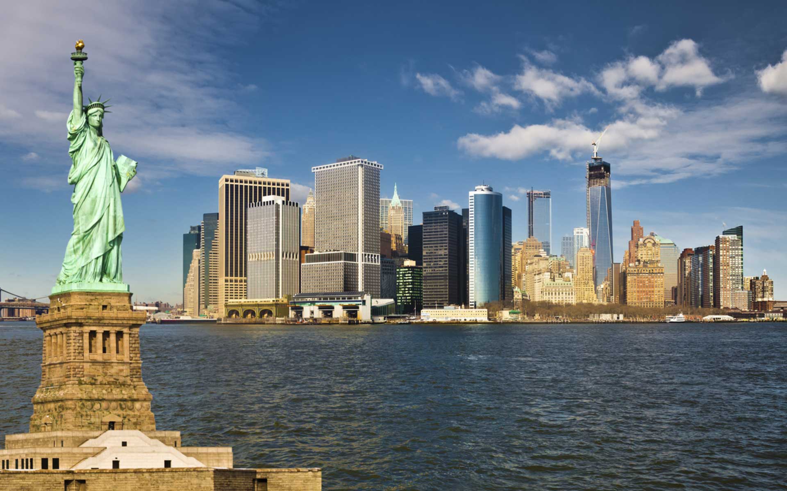 The big cities of the country. Гудзонский залив Нью-Йорк. Статуя свободы Нью-Йорк. Нью Йорк Манхеттен статуя свободы. Город Либерти штат Нью Йорк.