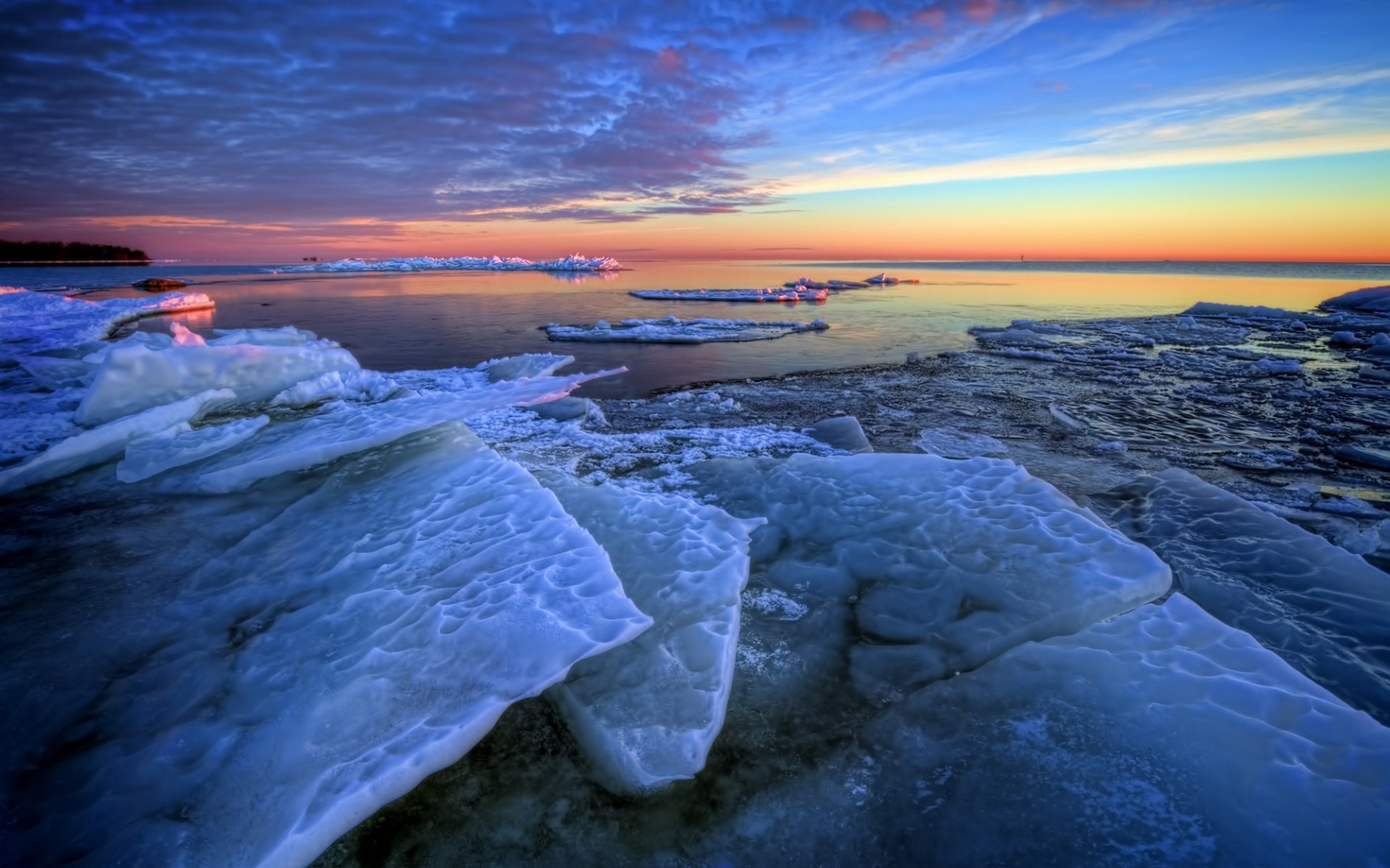 Тихо ночью покрывает лед. Белое море Северный Ледовитый океан. Баренцево море. Моря Северного Ледовитого океана. Берег Северного Ледовитого океана.