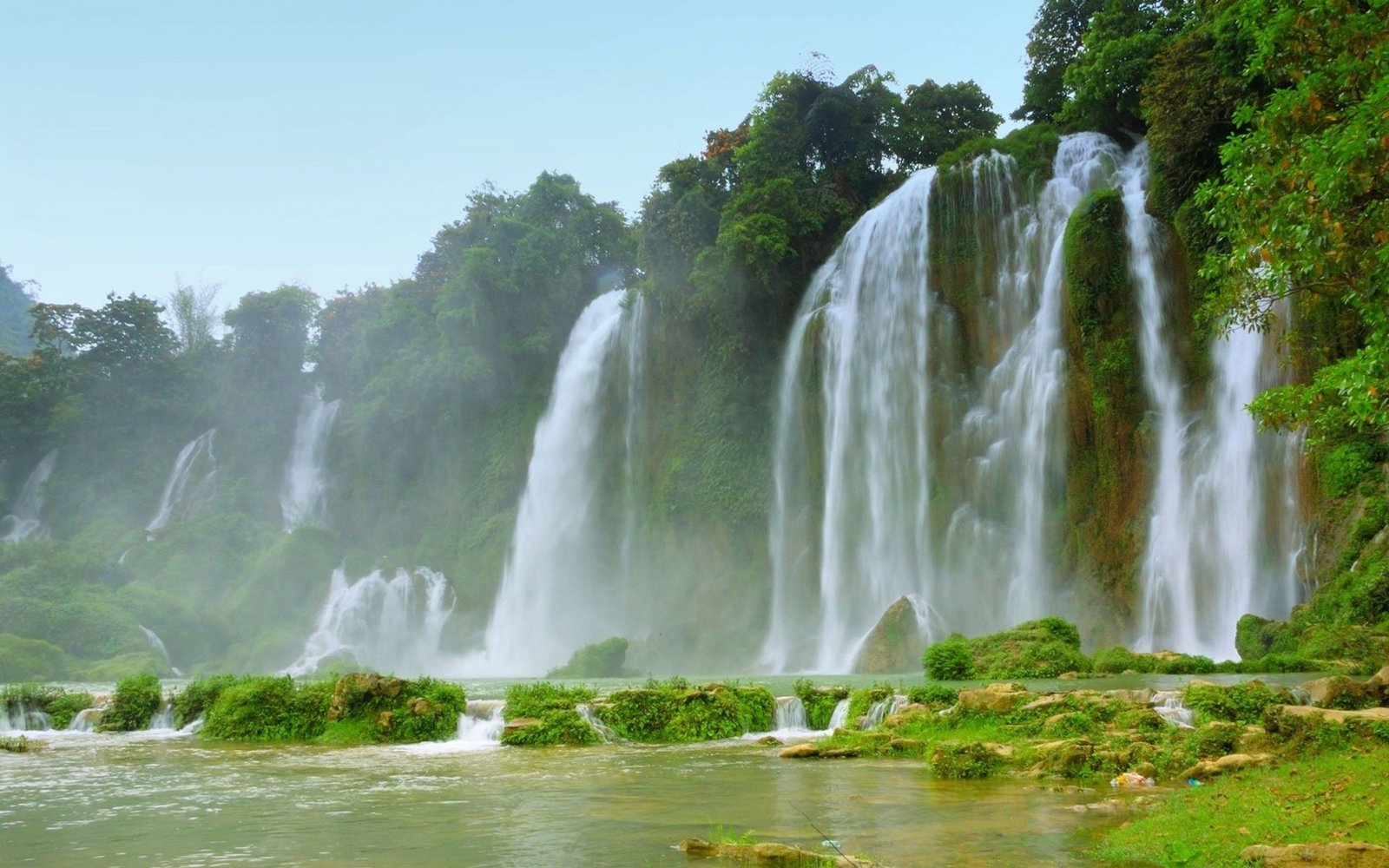 Với hình nền thiên nhiên 4K độ nét cao, bạn sẽ thấy mình đang đứng trong một thiên đường thiên nhiên hoang sơ. Cảm nhận những tia nắng chiếu sáng xuyên qua những ngọn cây, trời xanh trong veo và những dòng sông êm đềm tựa như một bản tình ca thiên nhiên.