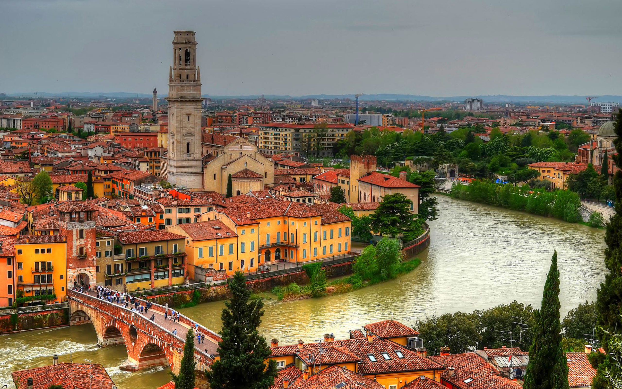 Verona. Река Адидже в Италии.