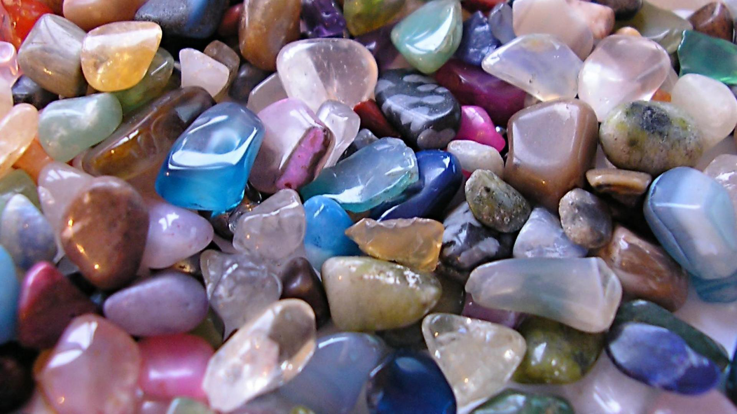 Камни стор. Самоцветы минералы. Камни Самоцветы драгоценные поделочные. Разноцветные камни. Красивые камушки.