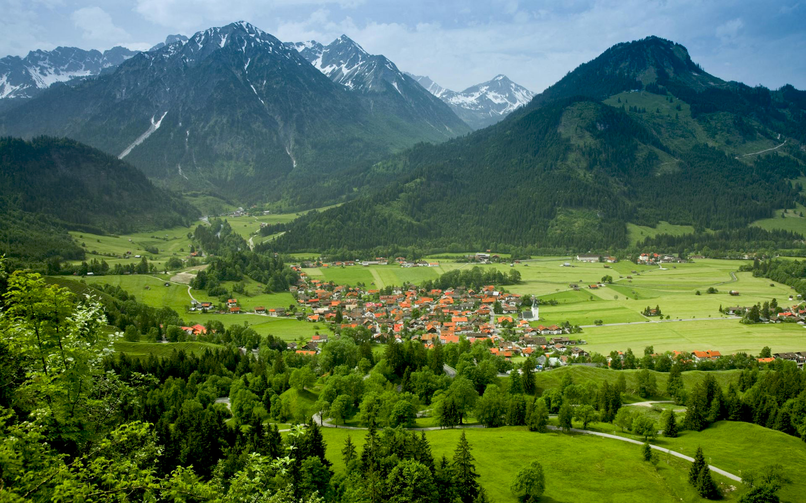 Bavaria germany. Бавария Альпы деревня. Горы в Баварии Альпы. Альпы Бавария Тироль горы. Бавария земля Германии.