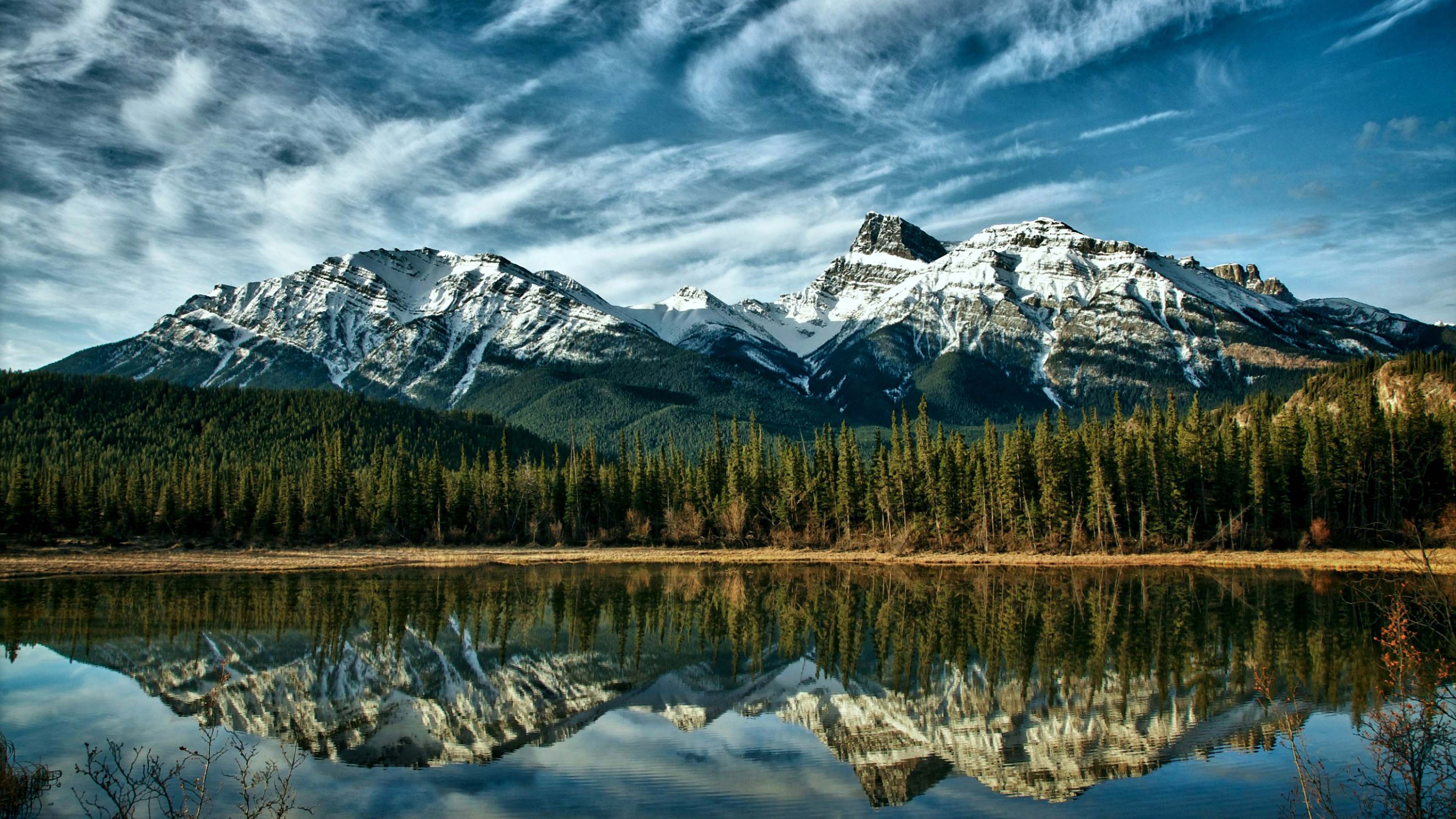 Картинки на обои. Гора Ассинибойн Канадские скалистые горы. Альберта Канада. Канада Альберта природа. Горы и лес Канада.