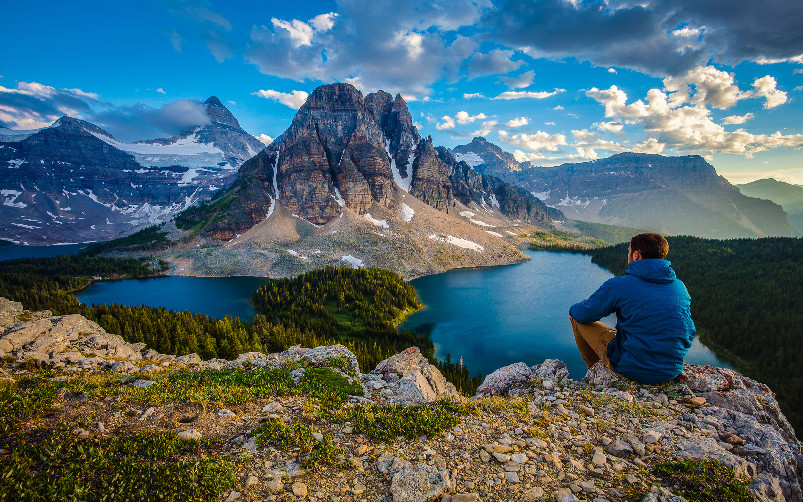 Фото по картинке. Гора ассинибоайн, Британская Колумбия, Канада. Природа. Человек на фоне гор. Человек и природа.