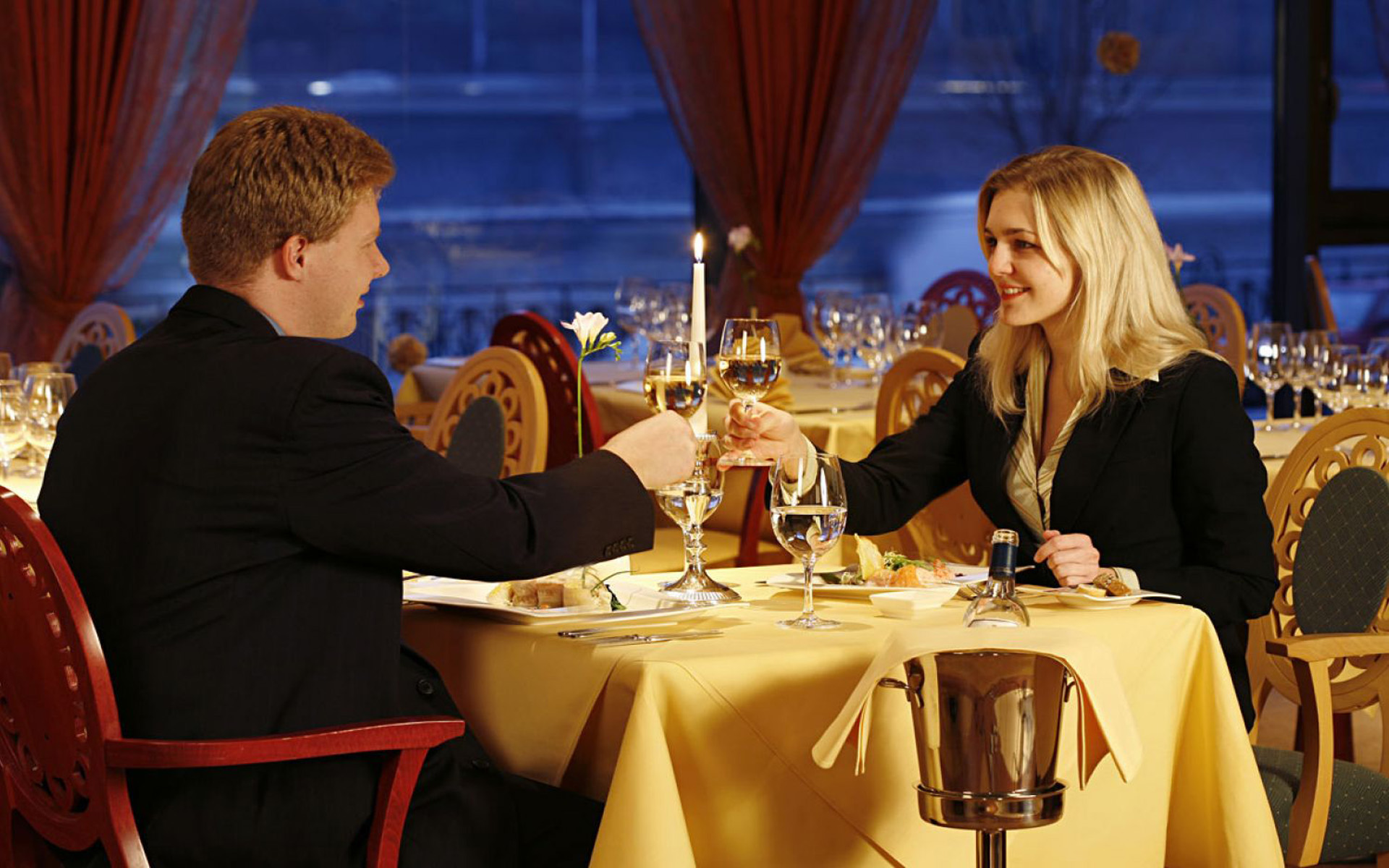 До самого вечера предложение. Люди за столом в ресторане. Свидание в ресторане. Романтический ужин в ресторане. Ужинать в ресторане.
