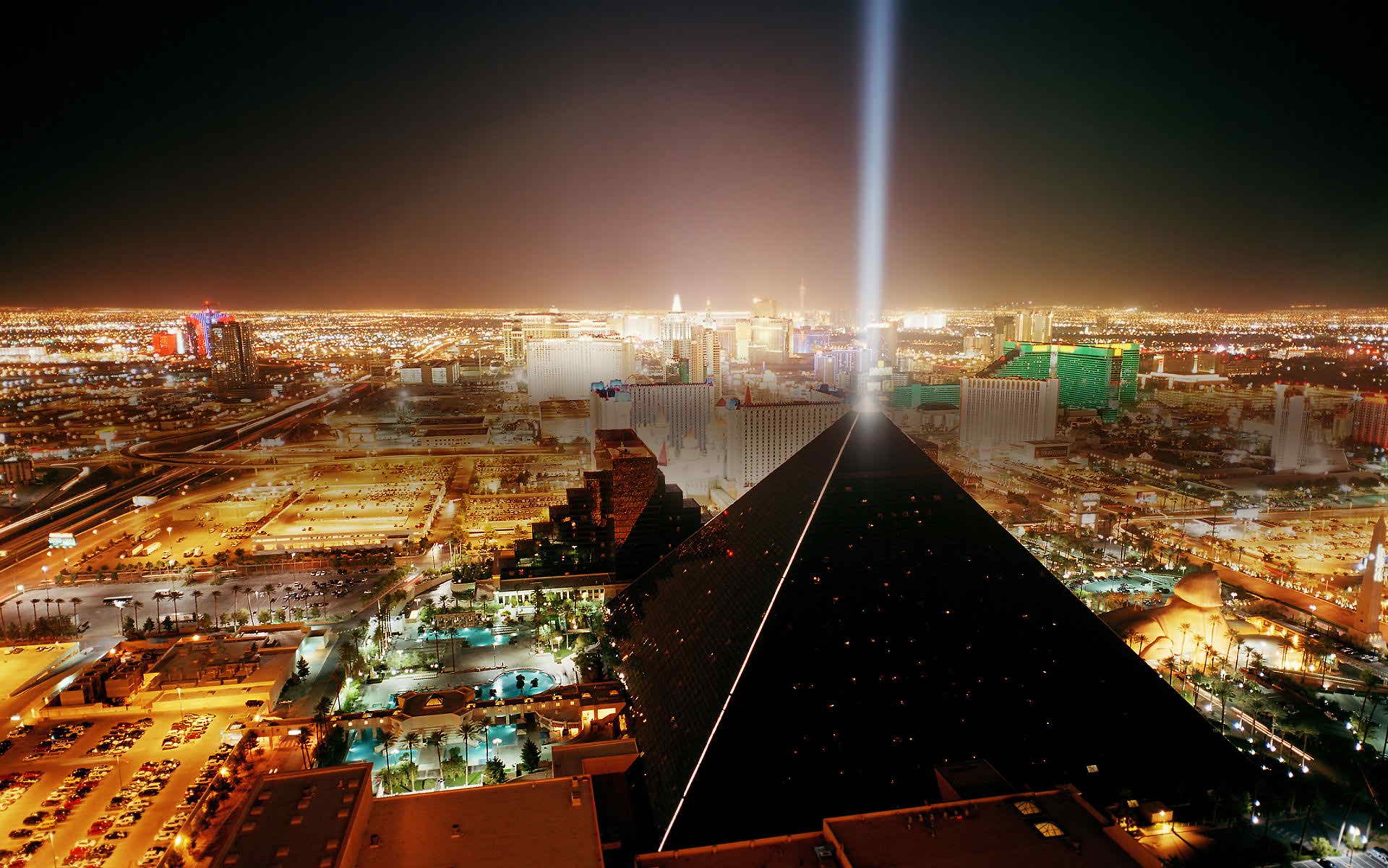 Свет над городом. Пирамида США Лас Вегас. Луксор Лас-Вегас. Лас Вегас в 1920. Лас-Вегас (Невада).