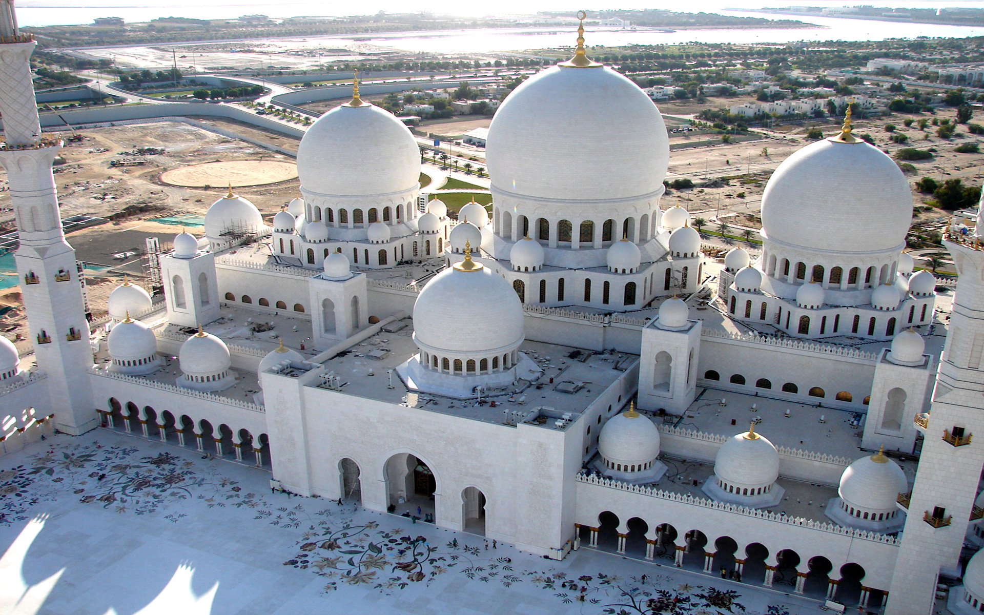 Храм для индусов в арабских эмиратах. Мечеть шейха Зайда Абу-Даби. Белая мечеть в Абу-Даби. Мечеть шейха Зайда в Абу-Даби, ОАЭ. Белая мечеть шейха Зайда в Абу-Даби.