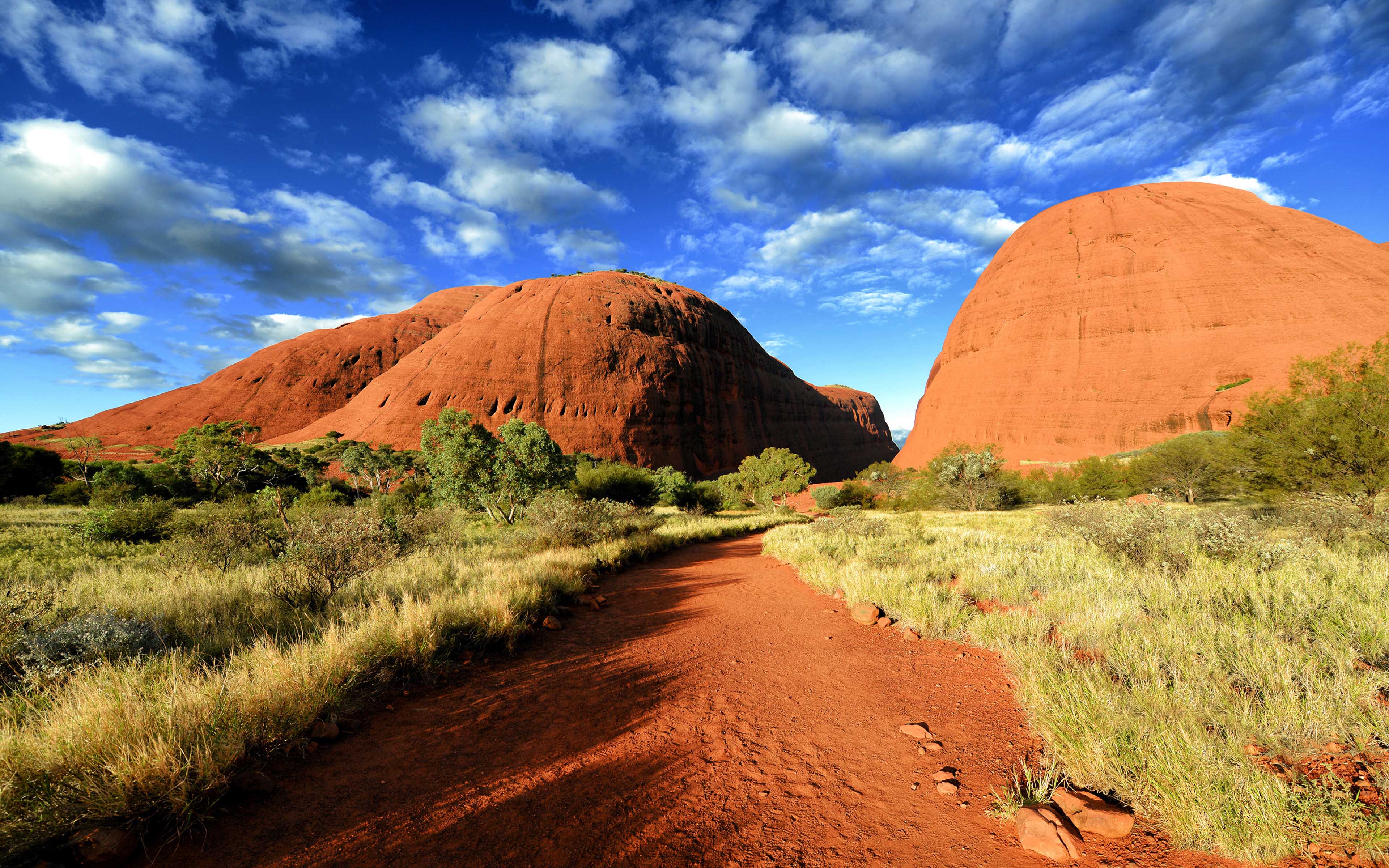 Природа австралии климат. Улуру Австралия. Гора Улуру в Австралии. Национальный парк Улуру. Гора Улуру дороги.