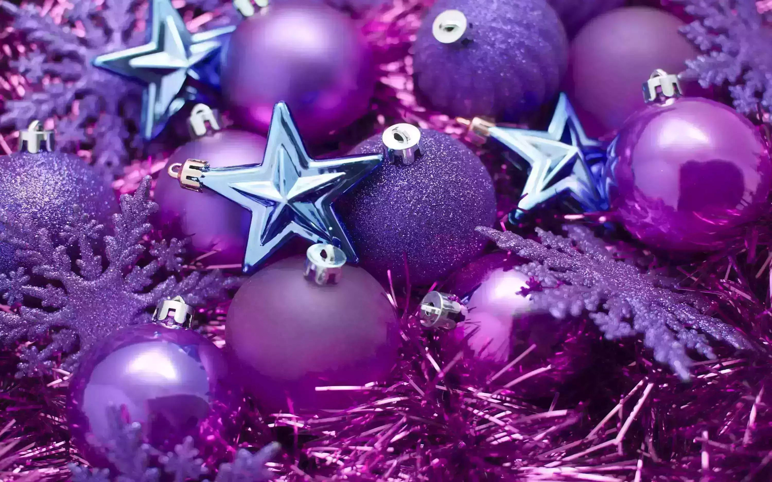 Обои на рабочий экран новый год. Фиолетовая елка. Фиолетовые шары на елку. Елка с фиолетовыми шариками. Ёлочные игрушки в фиолетовый тонах.
