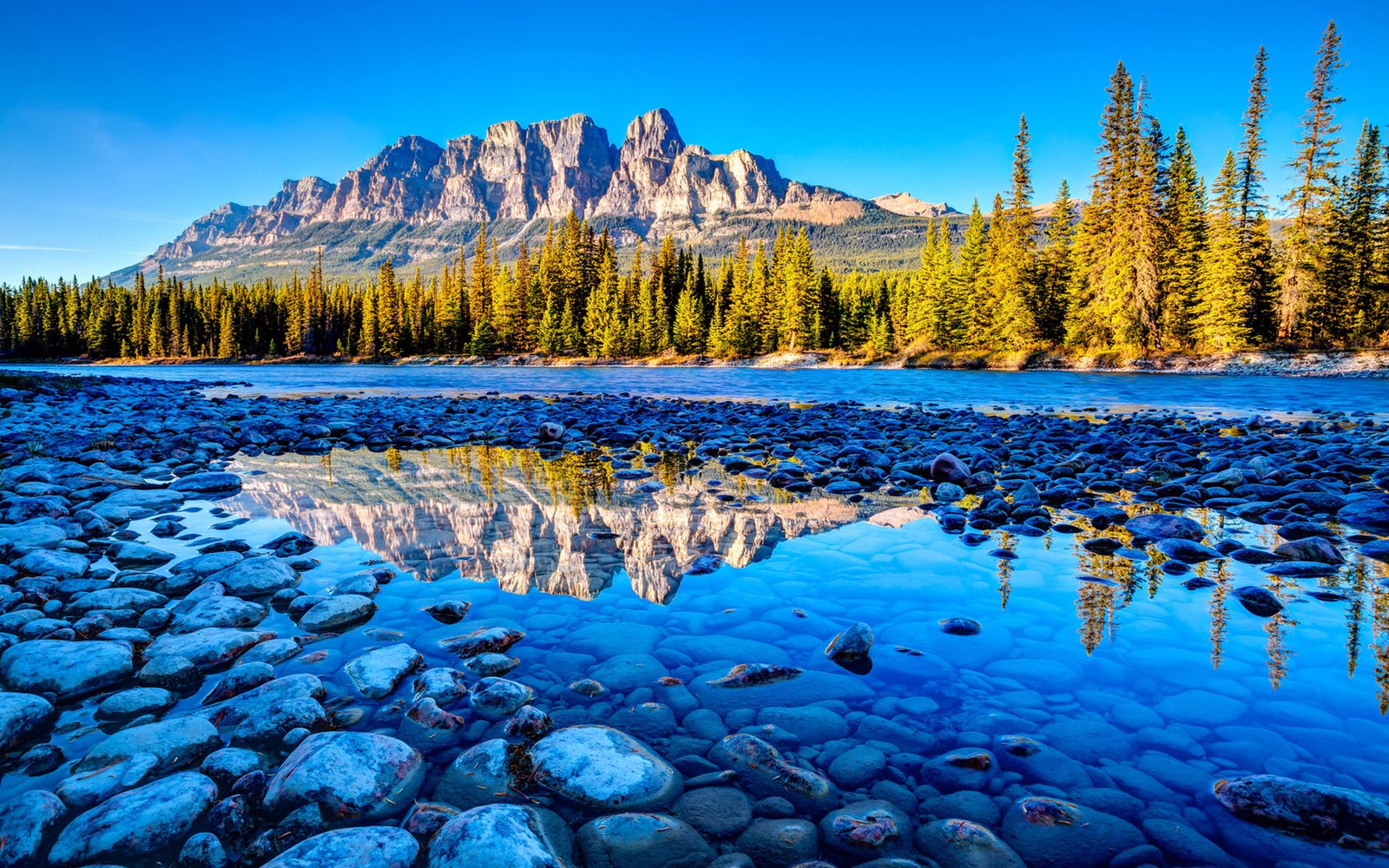 Canada&#039;s Banff National Park Alberta Beautiful Mountain River Stones