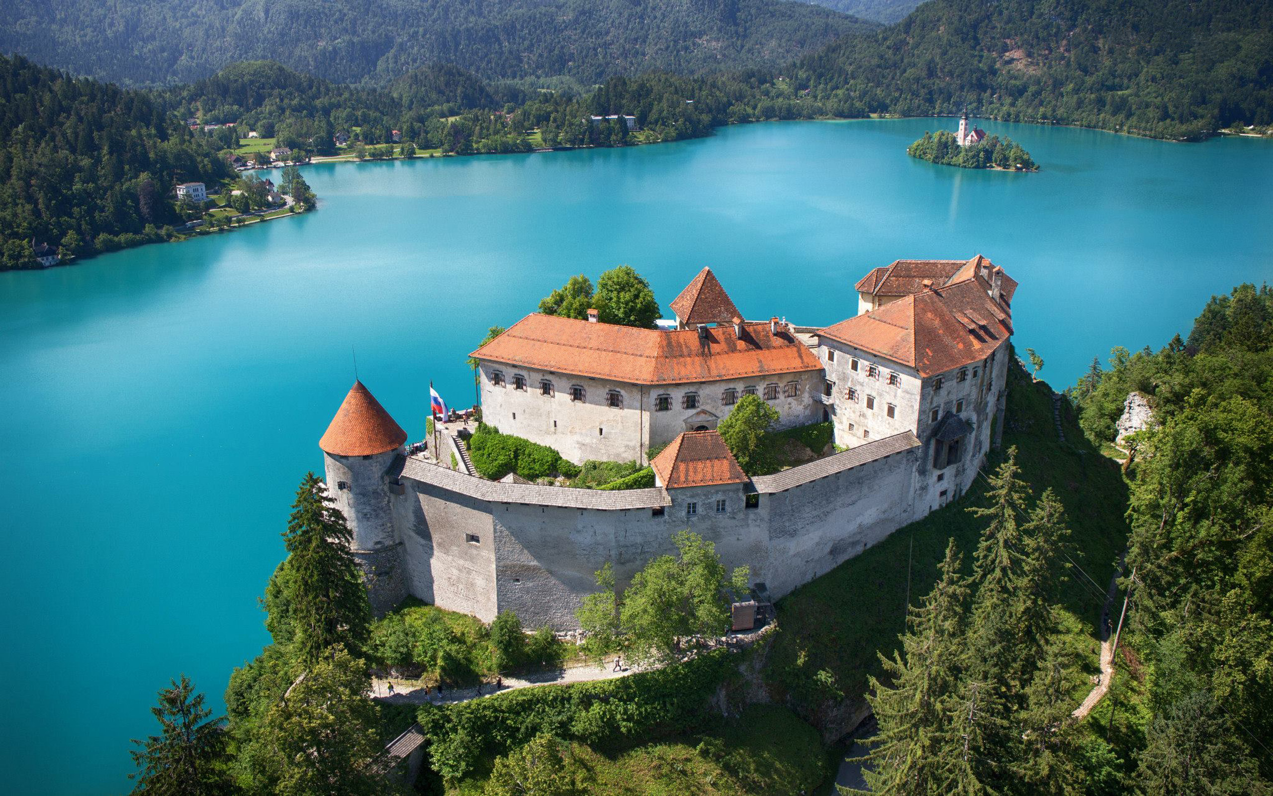 Словения. Блейский замок Словения. Словения. Бледский замок Словения. Замок на озере Блед в Словении. Озеро Блед Бледский замок.