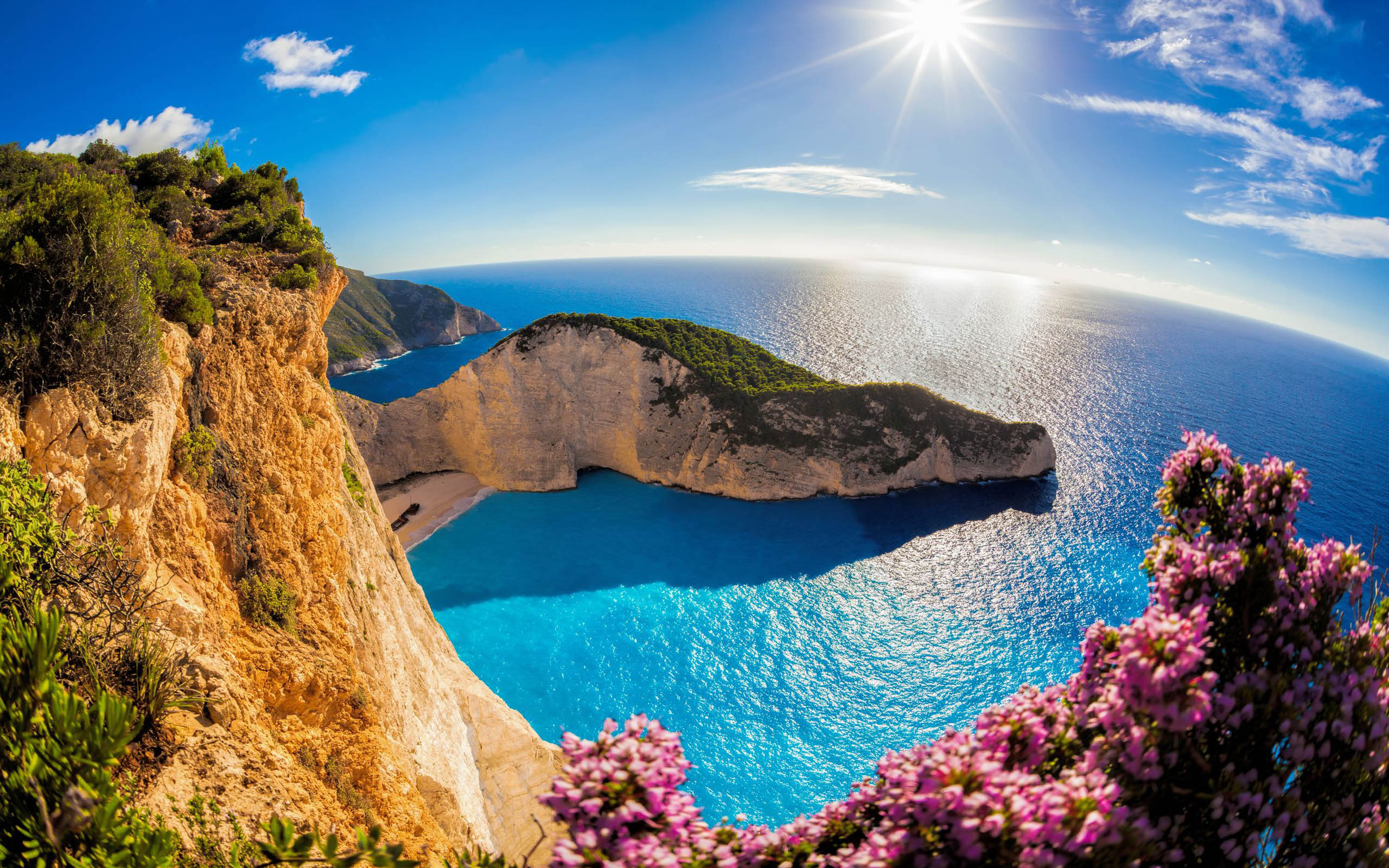 Zakinthos Island - một trong những bãi biển đẹp nhất Hy Lạp với động đá vôi và nước xanh biếc trong cùng với những ngọn đồi đá xung quanh. Cùng với bức hình nền Zakynthos Island Greece Beach này, hãy cảm nhận được đủ sức mạnh và giá trị của thiên nhiên Hy Lạp.