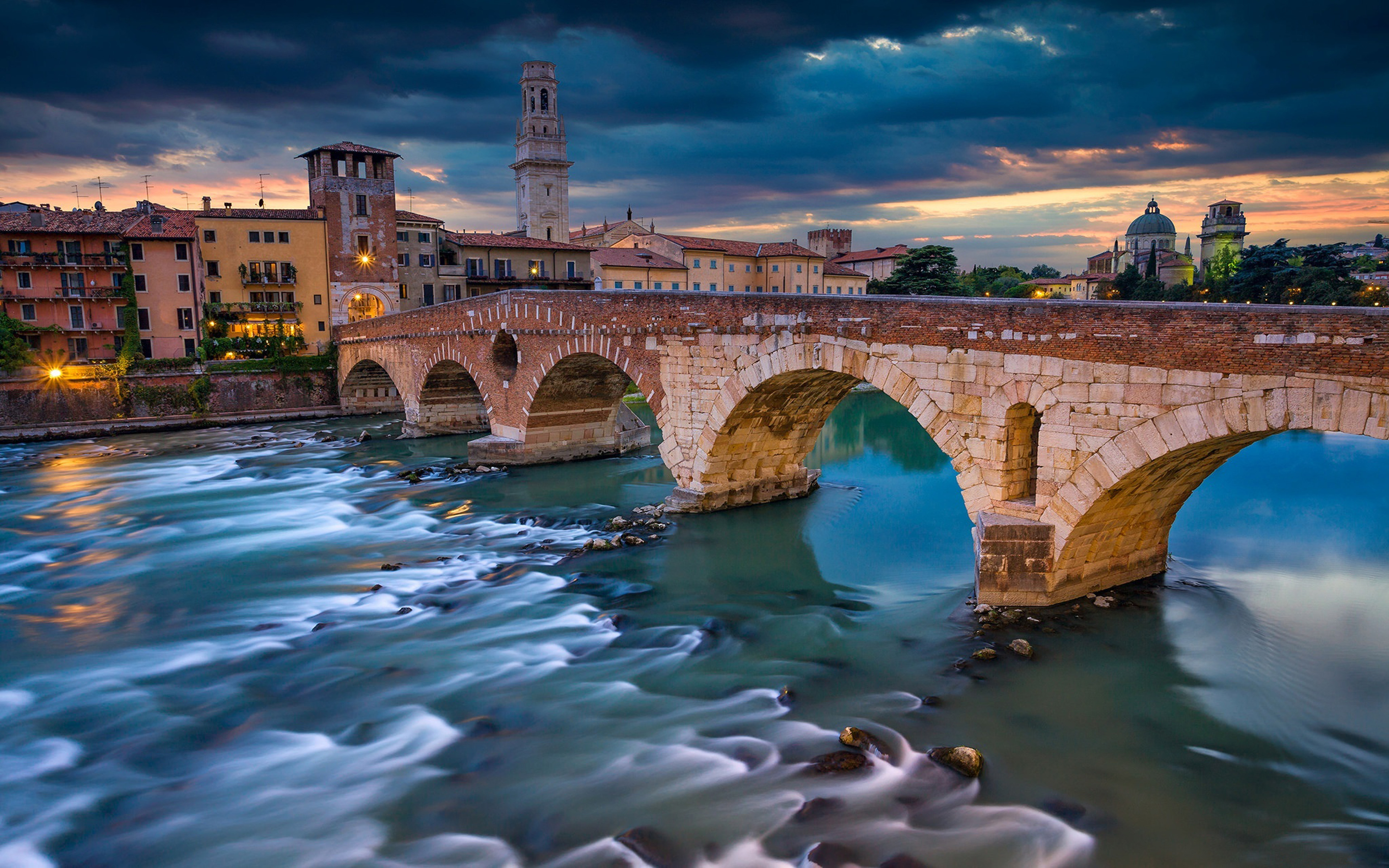 Италия каменный мост. Мост Понте Пьетра. Река Адидже в Италии.
