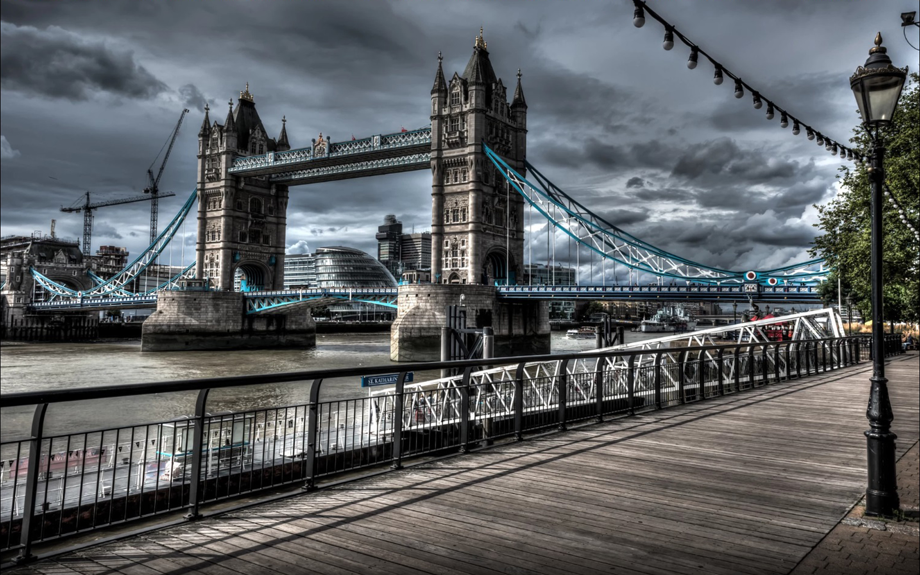 Лондон white. Тауэрский мост. Картина Тауэрский мост в Лондоне. Тауэрский мост в Лондоне с улицей. Тауэрский мост Лондон черно-белый.