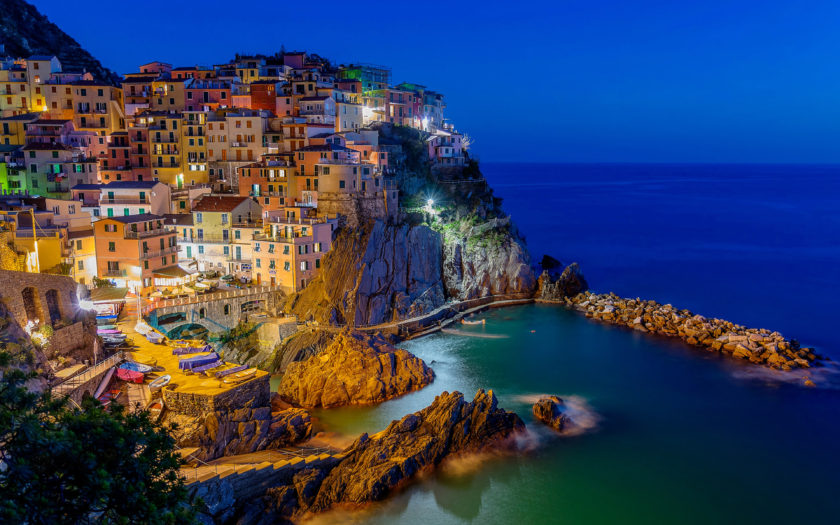 Trong hình nền máy tính này, bạn sẽ cảm nhận được sự mê hoặc đầy chính nghĩa của bờ biển vùng Cinque Terre tại I-ta-li-a. Điểm đến hấp dẫn này được lấy cảm hứng từ những ngôi làng ven biển đáng yêu, với những căng tin nhỏ, những nhà cửa đầy màu sắc, và những khung cảnh mê hoặc.