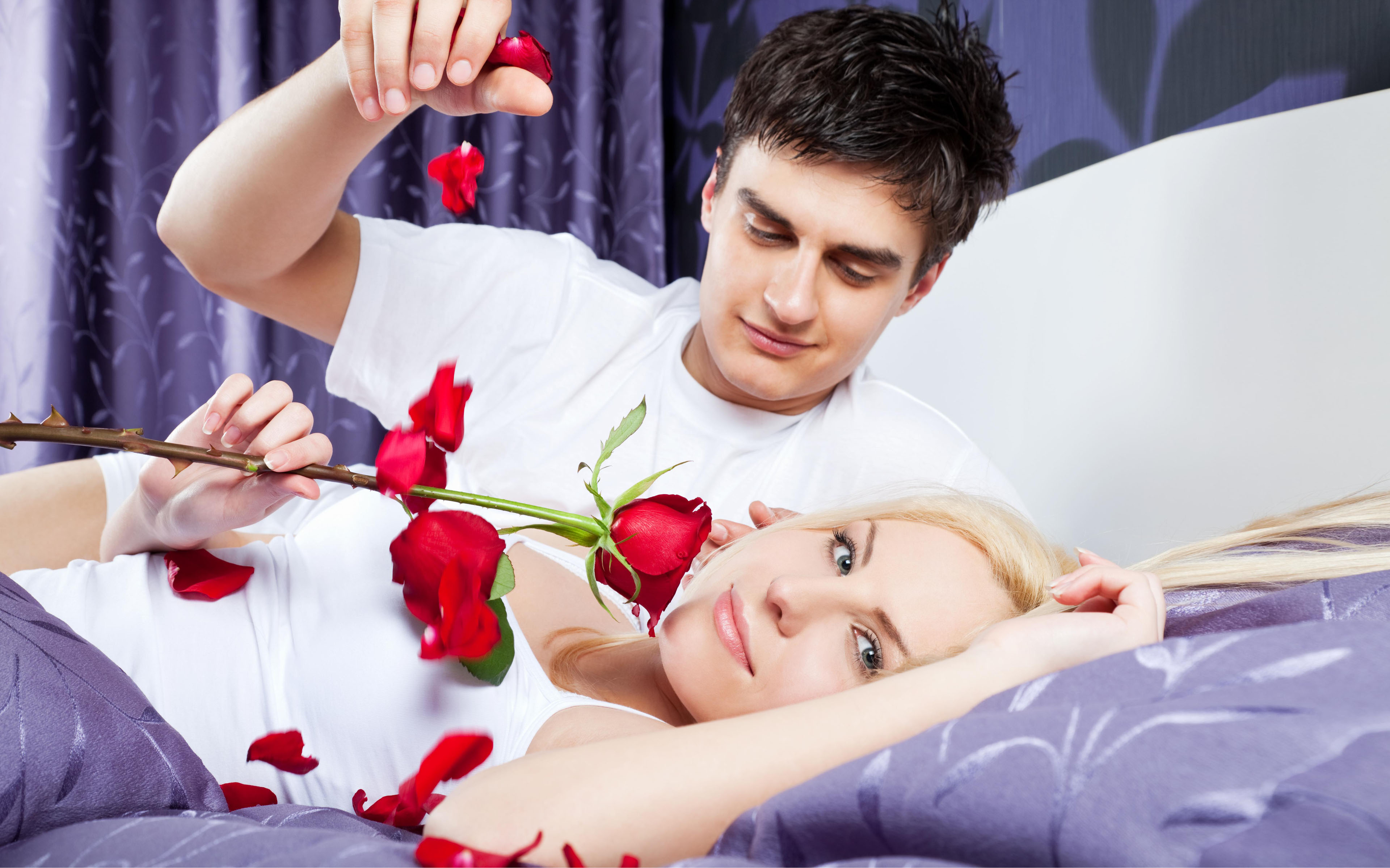 Более романтично. Романтичный мужчина. Мужчина дарит цветы женщине. Парень дарит девушке цветы. Парень дарит розы девушке.