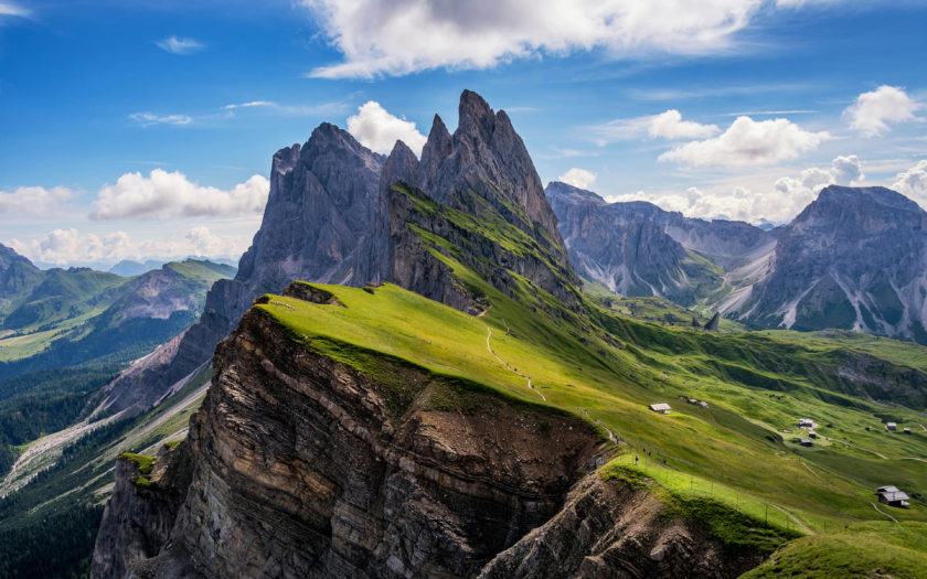 Thích khám phá những điều mới lạ? Hãy chiêm ngưỡng hình ảnh Núi Odle tuyệt đẹp nằm trong đồng bằng Dolomites ở Ý. Với những ngọn núi cao mơ màng lấp lánh ánh sáng, hình ảnh này sẽ đưa bạn đến những cảnh quan tuyệt đẹp nhất mà bạn chỉ có thể tưởng tượng.