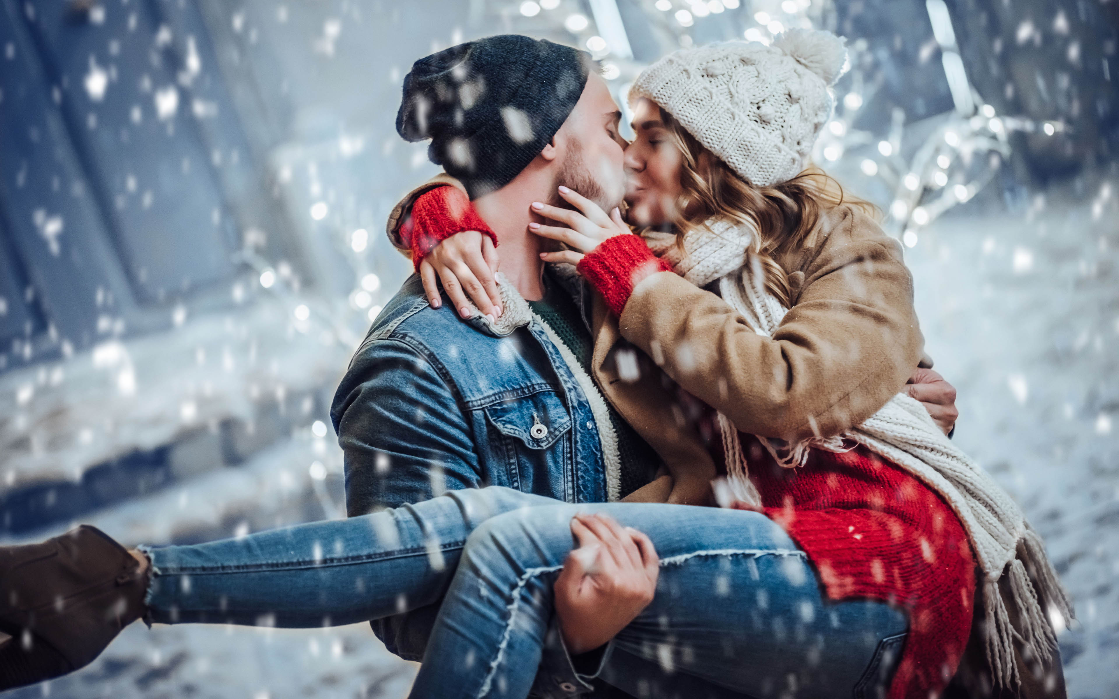 Best winter. Поцелуй зимой Full HD. Поцелуй Snowball. Зимняя романтика пара Шуттерсток. Неразлучная пара зима обои.